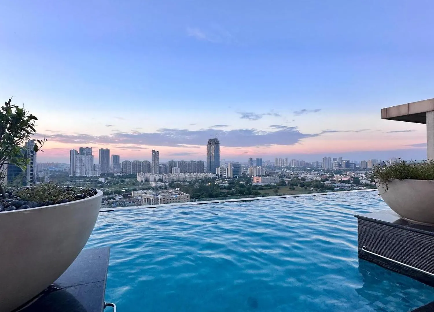 Green Studio - Private Jacuzzi - Private Balcony グルガウン アパート