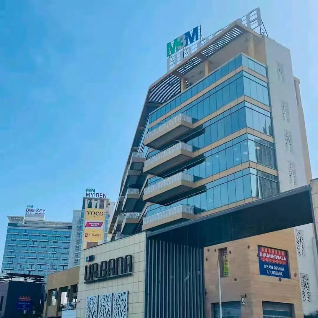 Green Studio - Private Jacuzzi - Private Balcony グルガウン 0*,  インド