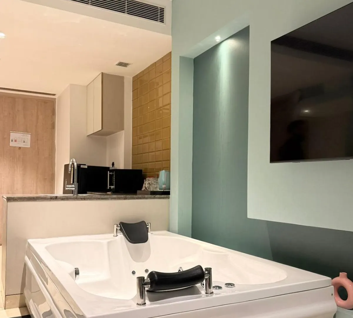 Green Studio - Private Jacuzzi - Private Balcony グルガウン