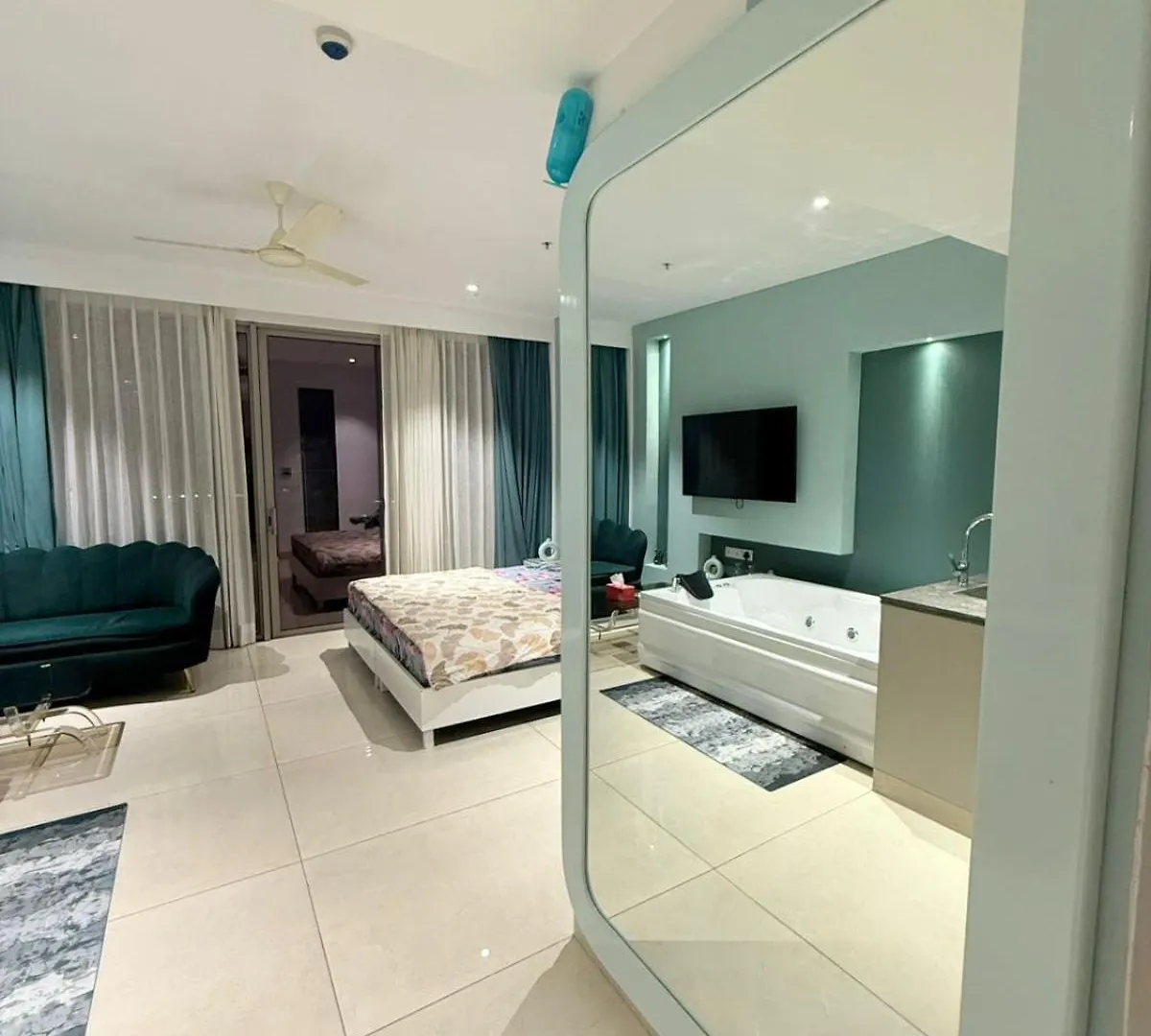 Green Studio - Private Jacuzzi - Private Balcony グルガウン