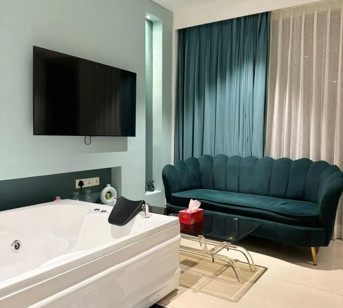 Green Studio - Private Jacuzzi - Private Balcony グルガウン 0*,