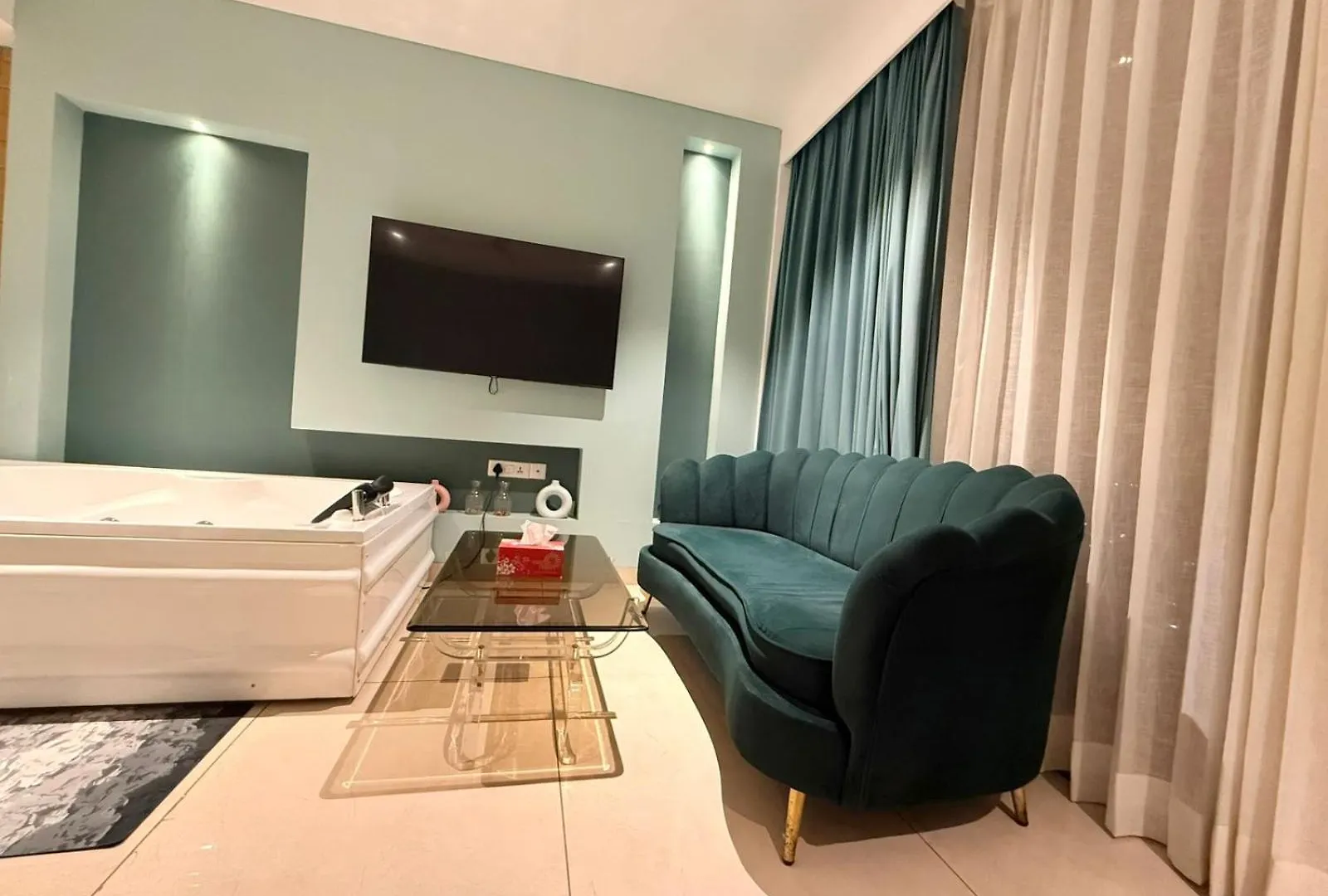 Green Studio - Private Jacuzzi - Private Balcony location